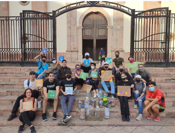 Colectivo ambiental reunido con mensajes sobre los Objetivos de Desarrollo Sostenible