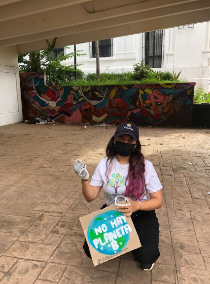 Activista ambiental con un cartel que dice No hay planeta B
