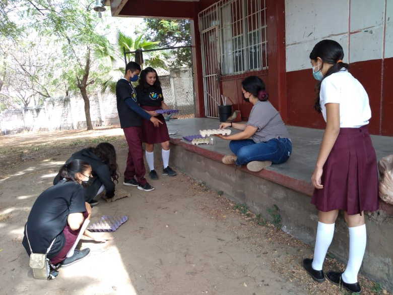 Estudiantes participando en una actividad de educación ambiental