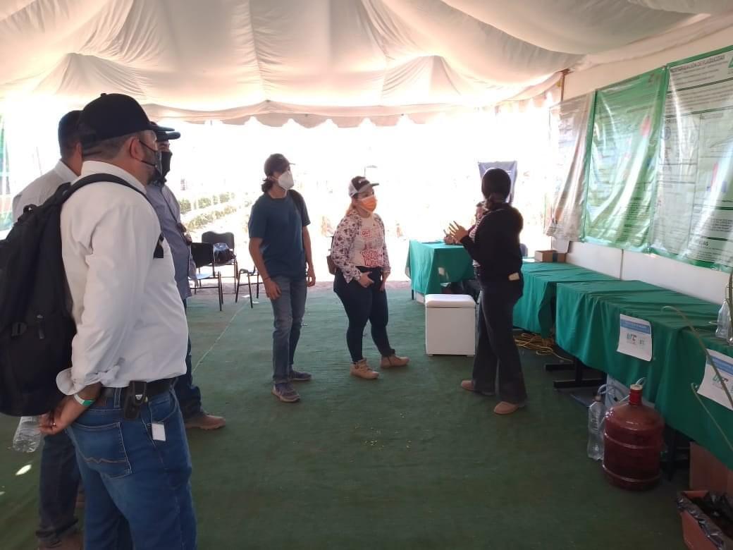 Personas adultas conversando durante una exhibición ambiental