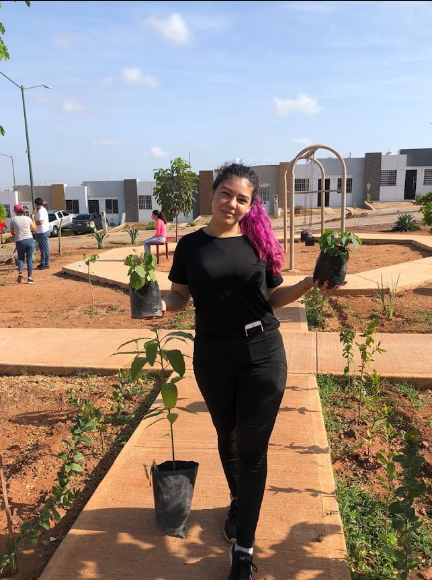 Joven mostrando plantas para una jornada de reforestación